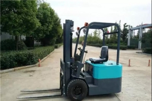為什么三輪全電動叉車會腐蝕生銹？