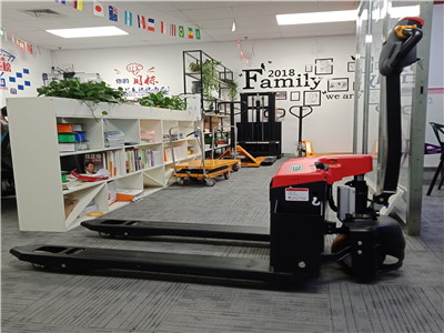 電動(dòng)搬運(yùn)車(chē)1