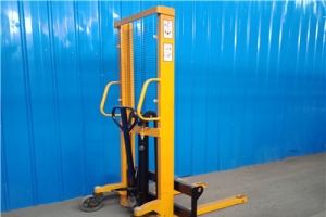 單門架手動堆高車兩大相關(guān)問題！