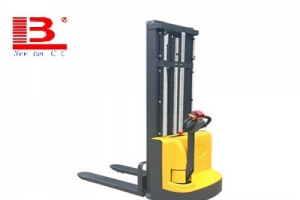 電動高位叉車和電動高空堆高車你還沒有分清嗎？