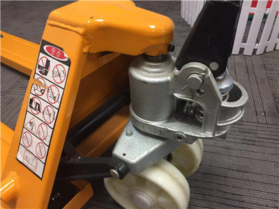 手動(dòng)拖盤搬運(yùn)車