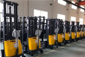 半電動(dòng)液壓堆高車使用時(shí)應(yīng)注意哪些？