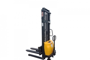 倉儲(chǔ)叉車廠家:購買叉車前要考慮哪些因素