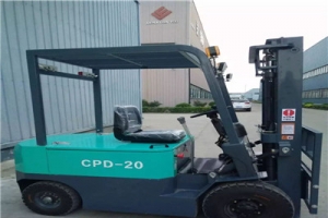 倉(cāng)儲(chǔ)電動(dòng)叉車(chē)廠家的辦法之選擇合適叉車(chē)的技巧