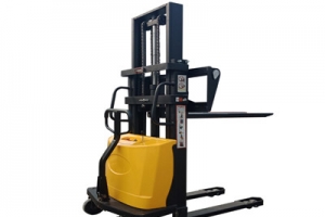 半電動堆高車廠家淺析半電動堆高車的特點(diǎn)及生產(chǎn)