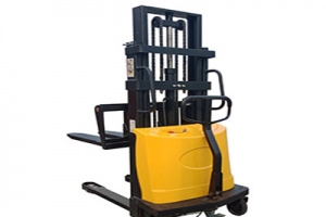 半電動(dòng)堆高車的優(yōu)勢(shì)是什么呢？