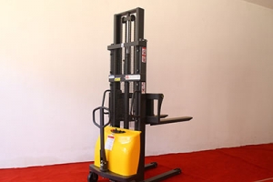 半電動(dòng)堆高車應(yīng)該怎么選？都有哪些重要組件？