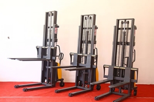 半電動(dòng)堆高車(chē)的載重升高如何選擇？