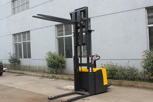 全電動(dòng)搬運(yùn)堆高車對工作人員有什么好處？