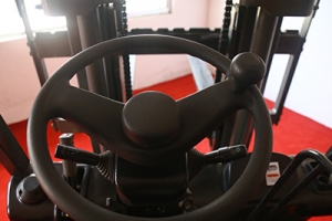 小型電動叉車的轉(zhuǎn)向故障是什么原因造成的？