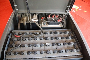 為什么小型電動(dòng)叉車蓄電池要加蒸餾水？