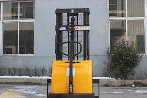 裝配半電動(dòng)堆高車的起重鏈條需要注意什么？