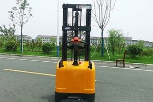 電動(dòng)堆高車(chē)為什么使用液壓傳動(dòng)系統(tǒng)？