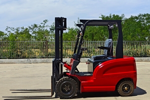 電動叉車與內(nèi)燃叉車對比：優(yōu)缺點大揭秘