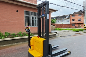 倉儲成本居高不下？步行式電動堆垛車教你高效降本！