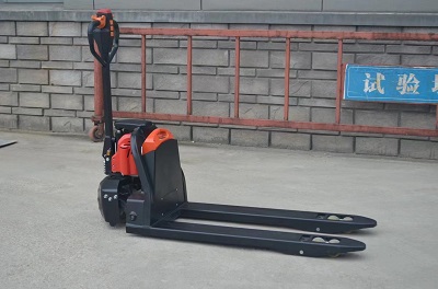 為什么聰明人都放棄手動(dòng)搬運(yùn)車(chē)？看完這款電動(dòng)搬運(yùn)車(chē)懂了